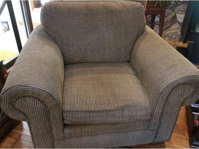 Broyhill Sofa Chair 5x7 Rug Coffee Table In Saukville