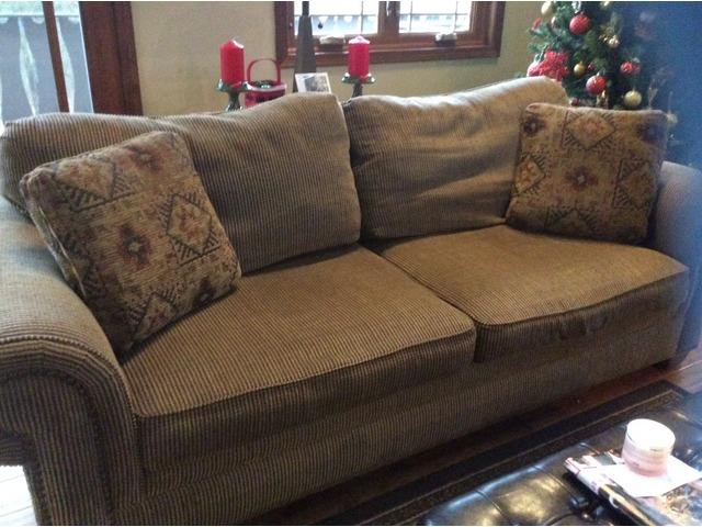 Broyhill Sofa Chair 5x7 Rug Coffee Table In Saukville