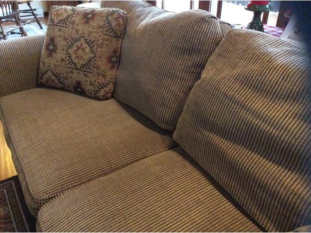 Broyhill Sofa Chair 5x7 Rug Coffee Table In Saukville